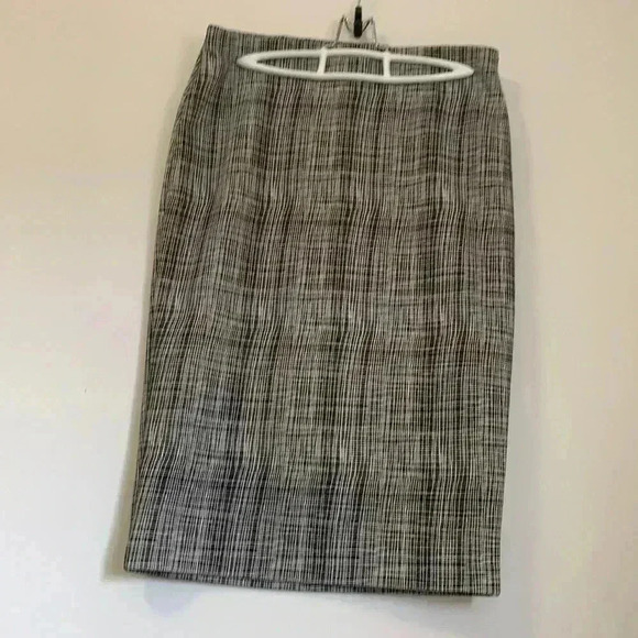 Vince Camuto lightweight  pencil skirt - Picture 2 of 7